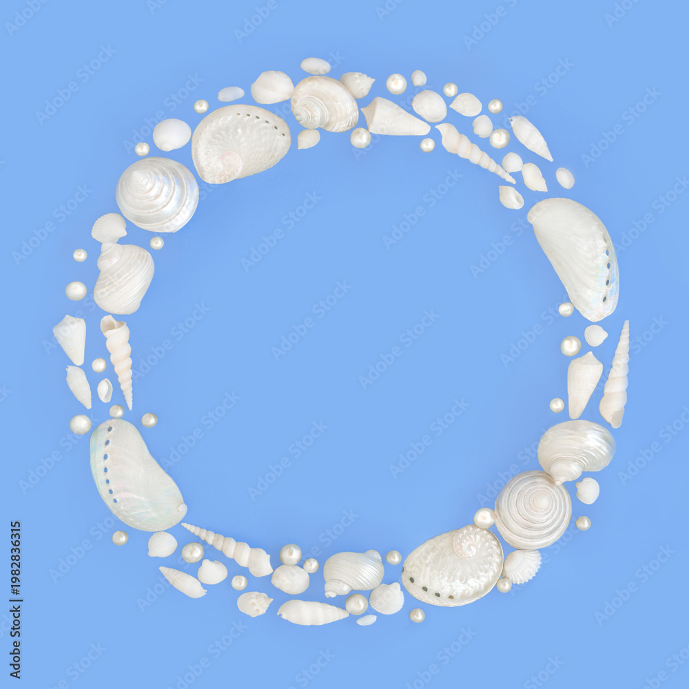 Naklejka premium Seashell wreath decoration of white and mother of pearl shells with pearls on blue background. Decorative design coastal themed decor for greeting card, logo. 