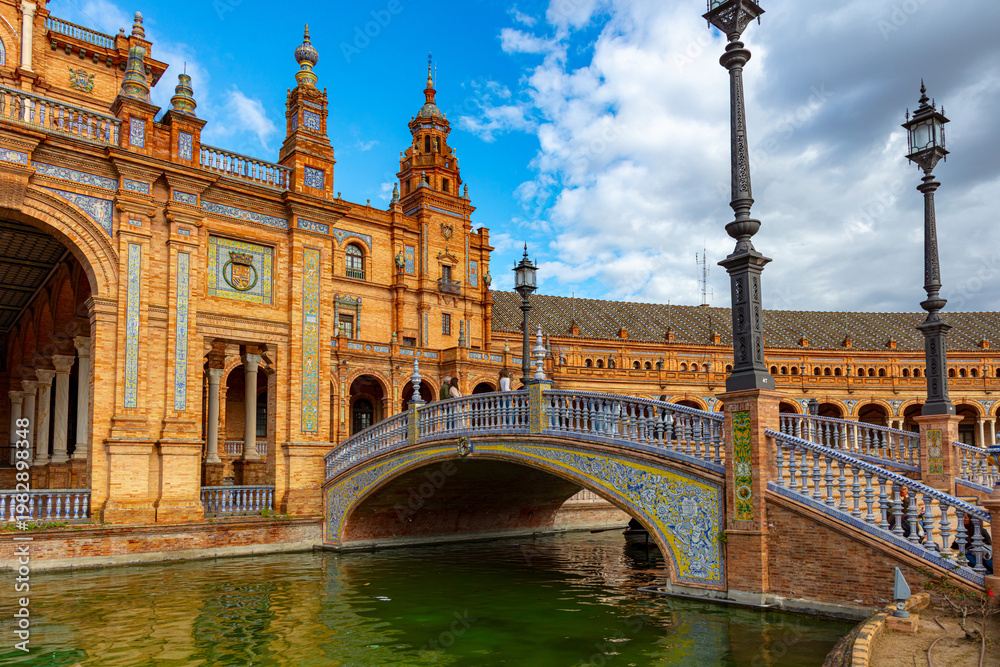 Obraz premium Brücke der Plaza de Espana (Platz von Spanien) in Sevilla, Andalusien, Spanien