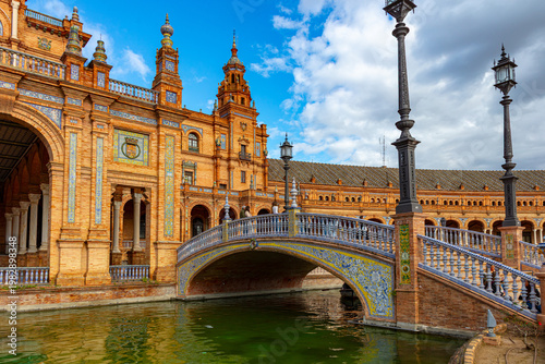 Brücke der Plaza de Espana (Platz von Spanien) in Sevilla, Andalusien, Spanien