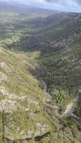 Canvastavla Vista aérea vertical y profunda de un cañón escarpado