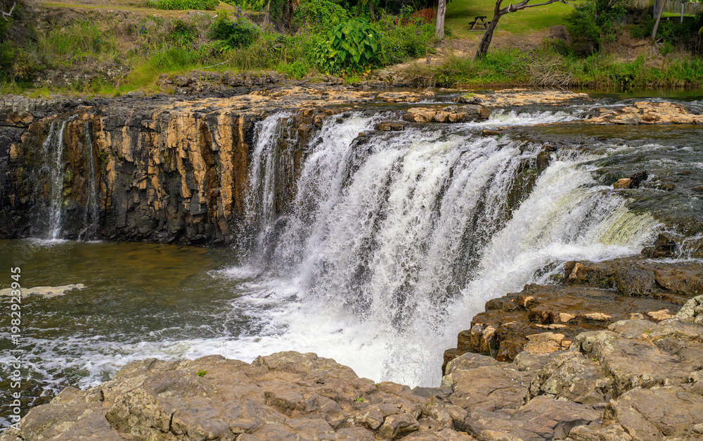 Obraz premium Haruru falls cascading water over basalt rocks