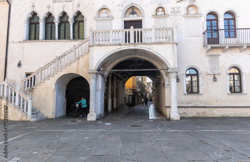 Bild auf Leinwand Porzione architettonica antica con archi in piazza Tito a Capodistria