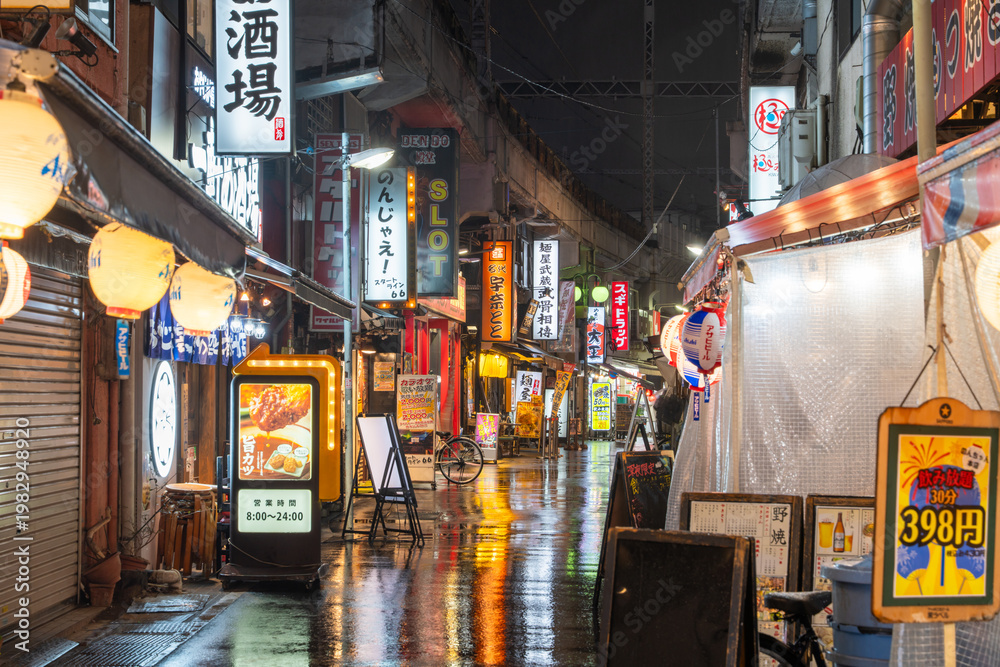 Obraz premium 雨に濡れる上野の飲食街夜景 Rainy night street with neon lights in Ueno, Tokyo