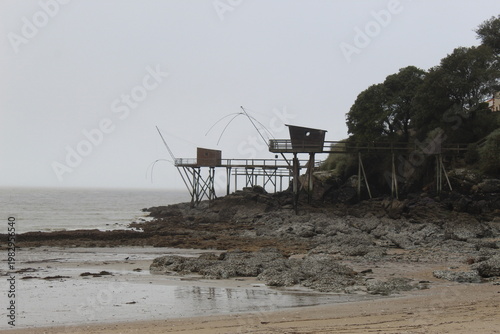 Plage de  Loire-Atlantique vers Pornic, avec de la brume sur la mer, à marée basse