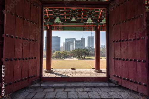 Foto Contrast Between Historical Palace Gate and Modern Skyscrapers in Seoul,Gyeonghu