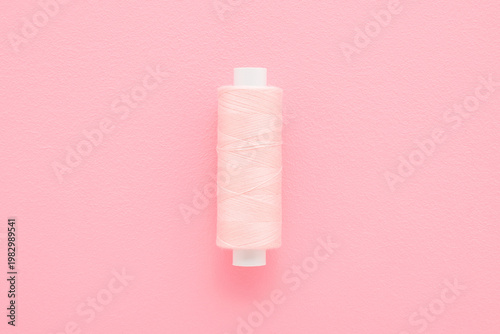 Cuadro en lienzo New pink thread spool on light pink table background