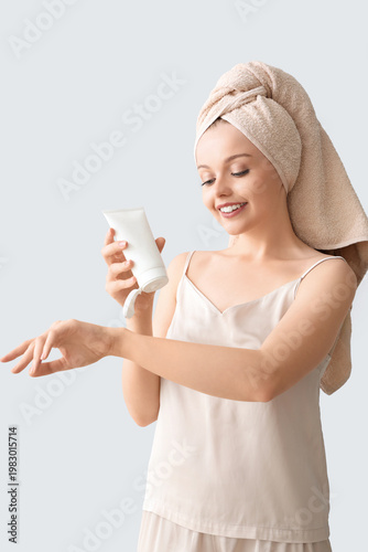 Pretty young woman after sh...