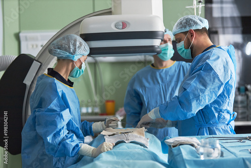 Foto Wide shot of surgeons performing minimally invasive procedure in operating room