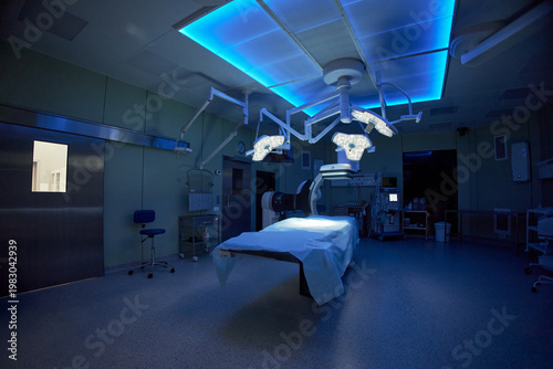 Cuadro en lienzo Wide angle shot of empty operating room featuring surgical table and medical equipment, representing hospital readiness and sterile care