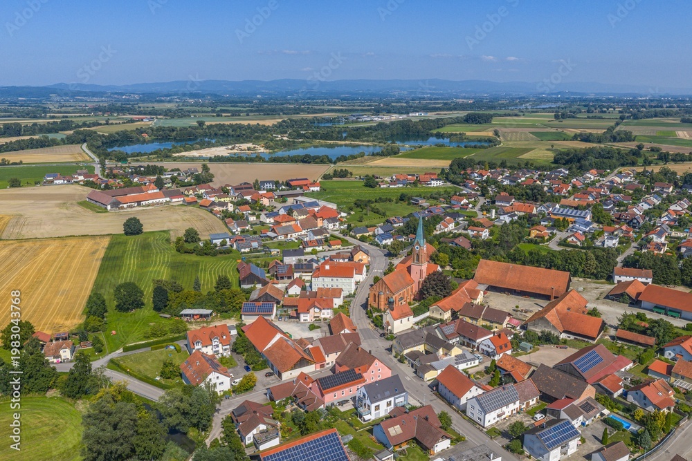 Fototapeta premium Blick auf die Gäuboden-Landschaft an der Donau rund um die Gemeinde Atting in der Region Donau-Wald