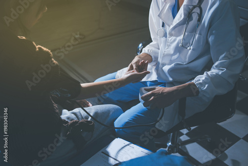 Obraz na plátně The doctor measures blood pressure to the patient