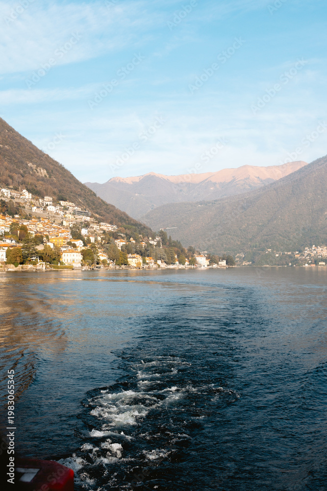 Obraz premium Como Lake with distant mountains and water wake