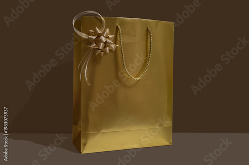 Eine güldene, goldene Papier Geschenk Tüte, Tasche.