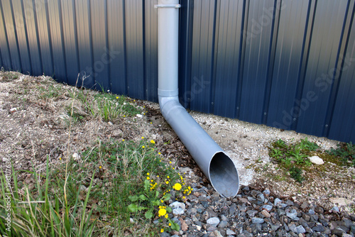 Konstfotografi Tuyau pvc gris pour évacuation eau pluvial sur bâtiment, hangar