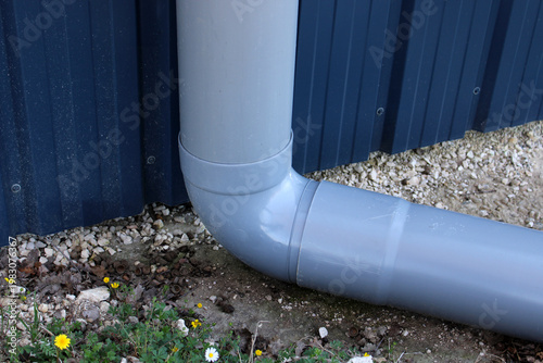 Foto Tuyau pvc gris pour évacuation eau pluvial sur bâtiment, hangar