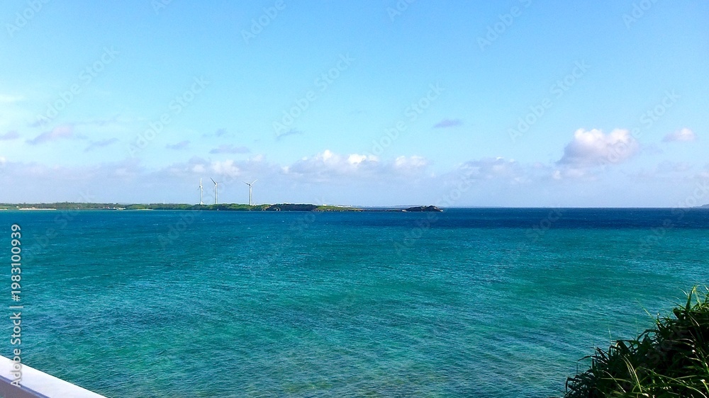 Fototapeta premium 沖縄県八重山諸島宮古島の池間大橋から望む海岸