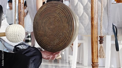 Learn about Korean percussion instruments through live practice