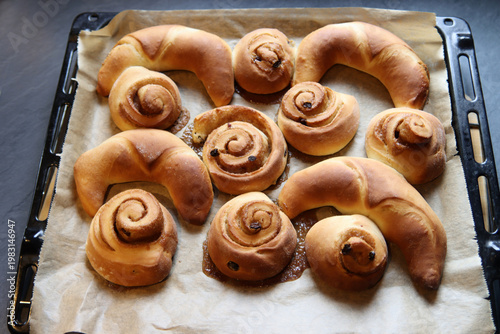 Gebackene Nusshörnchen und Schneckennudeln