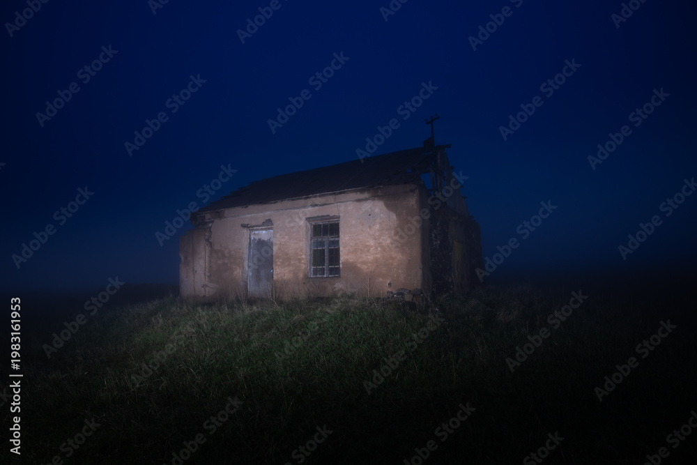 Φωτογραφία Abandoned house under cloudy twilight sky, moody atmosphere with soft fading light, evoking solitude, mystery, and quiet desolation in a rural landscape setting