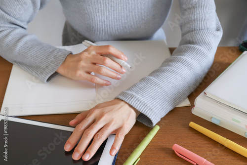 タブレットで勉強する女性の手元