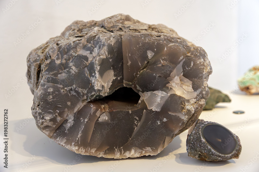 Foto Museum Presentation Highlighting Complex Layers And Crystalline Structures Withi