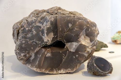 Foto Museum Presentation Highlighting Complex Layers And Crystalline Structures Withi