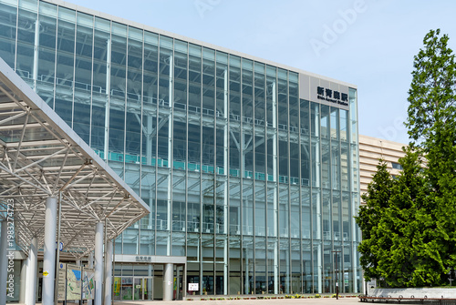 青森県青森市にある東北・北海道新幹線の停車駅である新青森駅の近代的なガラス張りの外観/Modern Glass Facade of Shin-Aomori Station, a Stop on the Tohoku and Hokkaido Shinkansen Lines in Aomori
