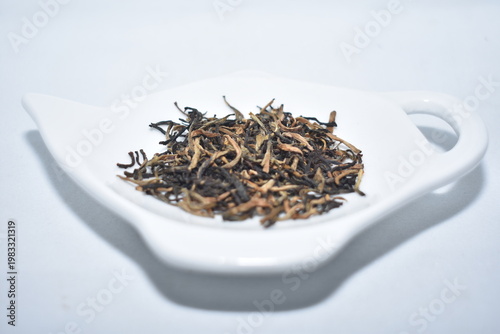 Foto Close-up of orthodox tea leaves with golden tips, premium Assam tea texture