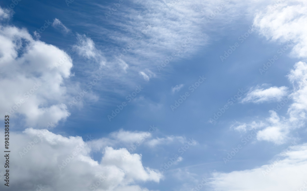 Obraz premium beautiful blue sky with cumulus clouds for abstract background