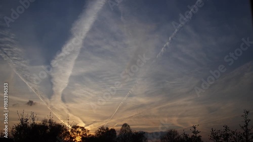 Chemtrails Kondensstreifen über dem östlichen Ruhrgebiet - Timelapse / Zeitraffer