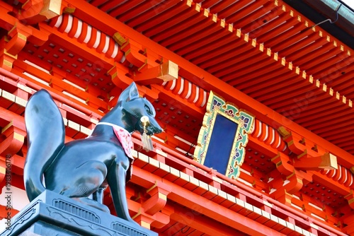Schilderij op canvas Traditional Japanese Shinto Shrine Architecture with Iconic Red Wooden Structure