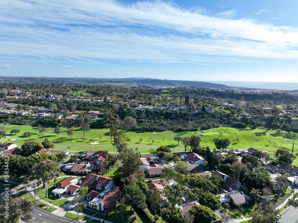 Obraz premium Aerial dview over a golf course with house around in Solana Beach, San Diego, California, High quality 4k footage