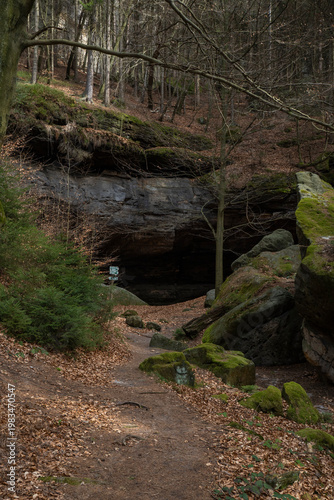 Die Hickelhöhle, eine Schichtfugenhöhle in der Sächsischen Schweiz im März