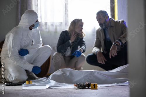 Fotografía Forensic experts and detectives carefully investigating a potential crime scene