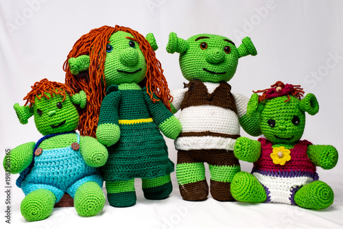 Familia de ogros verdes de ganchillo, papa ogro, mama ogra, niño ogro y niña ogra,  muñecos divertidos para niños.