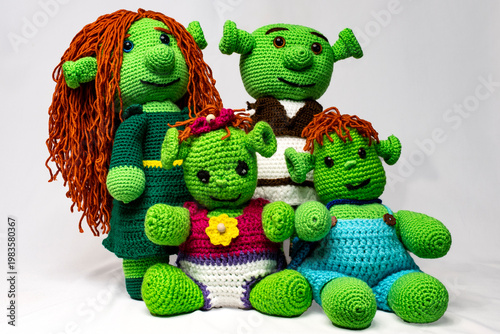Familia de ogros verdes de ganchillo, papa ogro, mama ogra, niño ogro y niña ogra,  muñecos divertidos para niños.