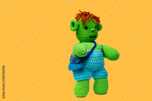 Niño ogro de ganchillo con bandolera azul, muñecos divertidos para niños.