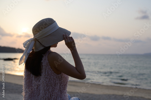 Fotografía 沖縄の夕焼けを眺める日本人女性の後ろ姿