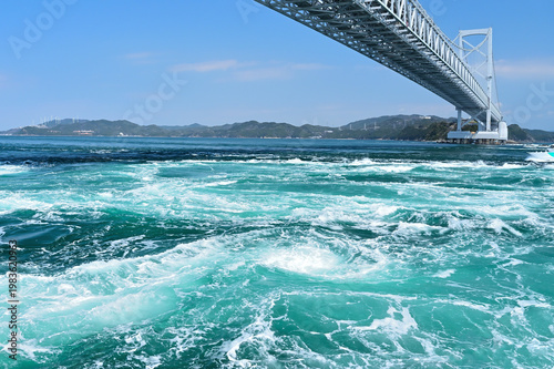 鳴門の渦潮と大鳴門橋 徳島県鳴門市