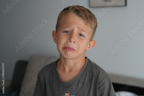 Foto Sad little boy crying emotional child upset face portrait