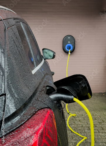 Ein E-Auto wird an einer Wallbox aufgeladen, Wuppertal, Deutschland