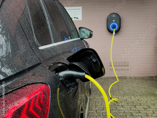 Ein E-Auto wird an einer Wallbox aufgeladen, Wuppertal, Deutschland