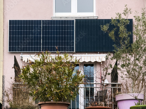 Zwei Solarpanele an einer Hauswand in Wuppertal, Deutschland