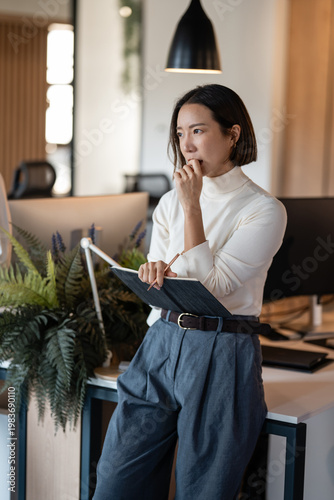 Quadro su tela Professional asian businesswoman thinking planning business project