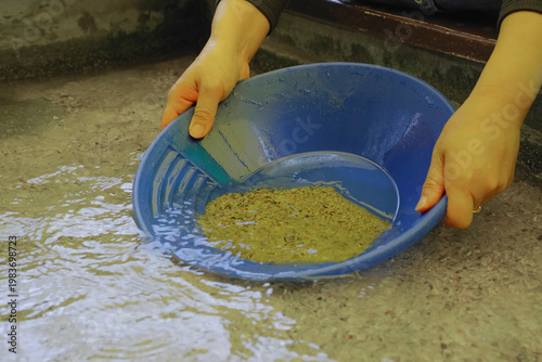 Schilderij op canvas Panning in the sand gold mining experience