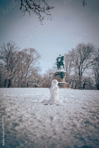 Lustiger Schneemann vor dem historischen Reiterdenkmal von Herzog Ernst II. in Coburg bei Schnee