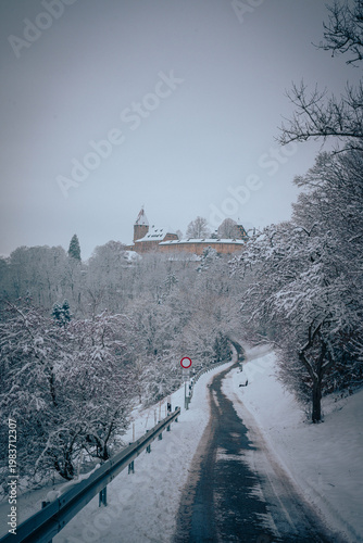 Verschneiter Weg zur Veste Coburg im Winter, Blick auf die mittelalterliche Burganlage in Oberfranken