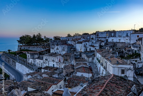 Fotografija Vista panoramica al tramonto dei tetti del centro storico di Monte Sant ' Angelo