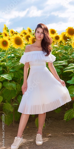 サンドレスの女性と向日葵