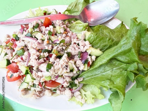 美味しそうなタイ料理のラープガイ